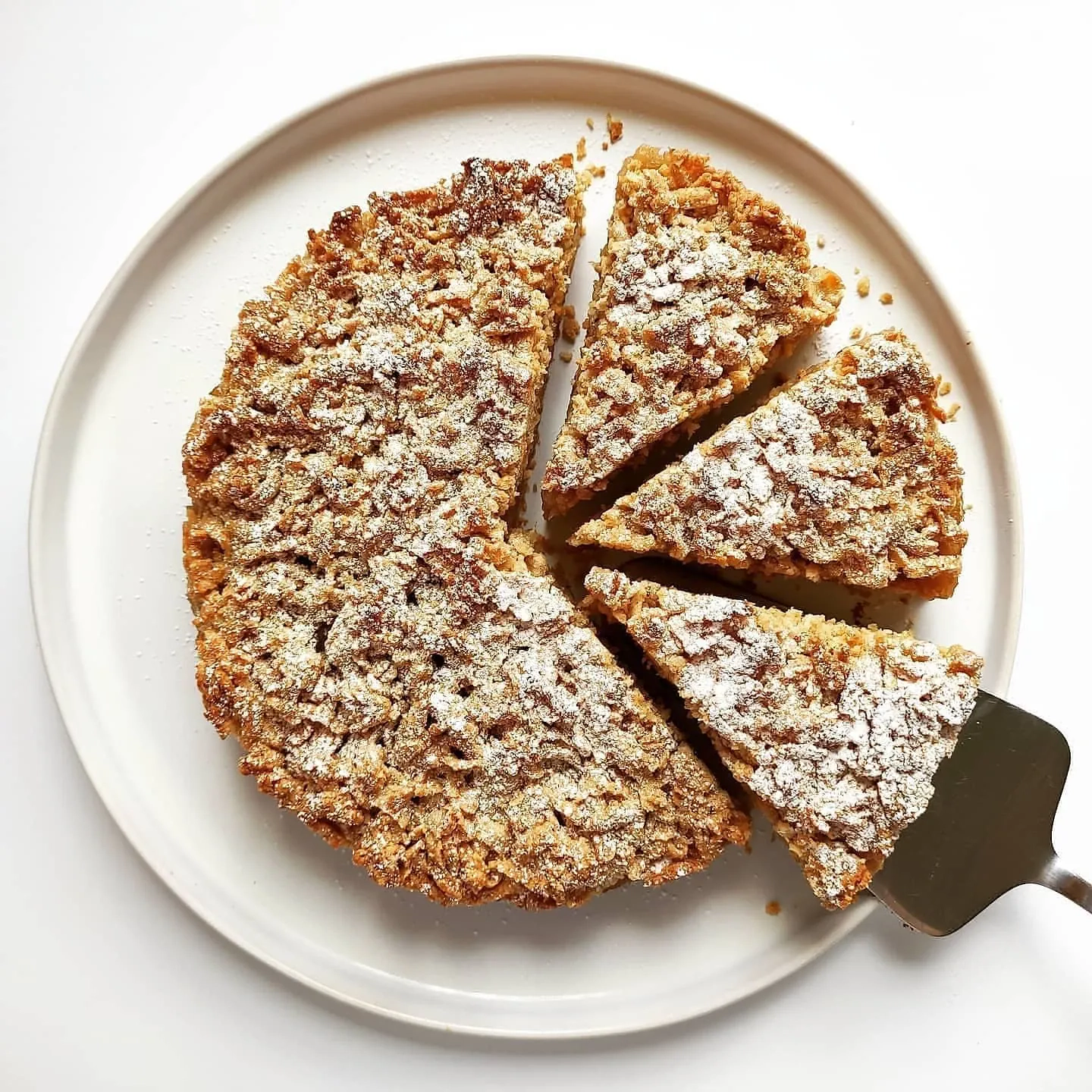 Lengvai pagaminamas obuolių pyragas be kiaušinių, su sviestu