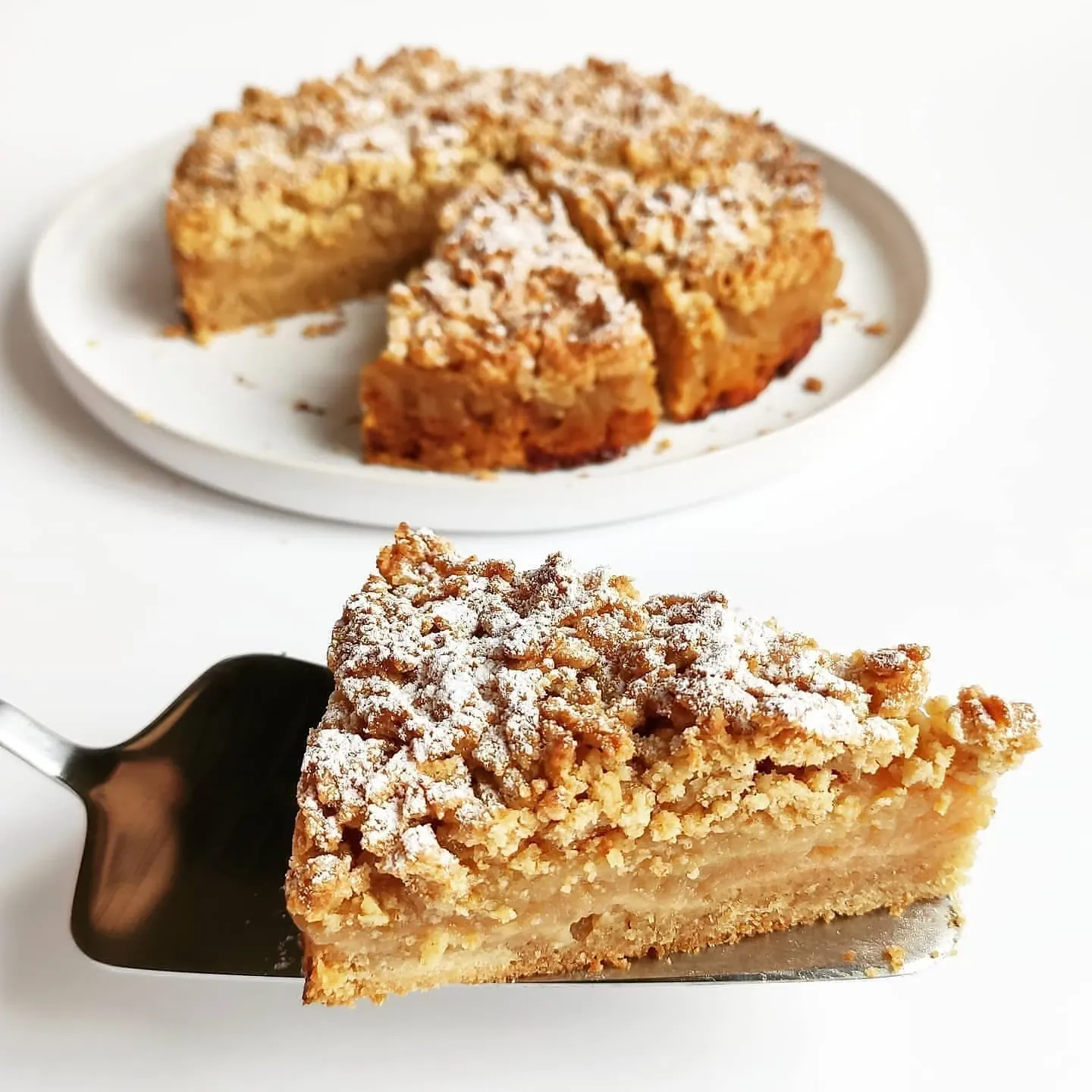 Lengvai pagaminamas obuolių pyragas be kiaušinių, su sviestu