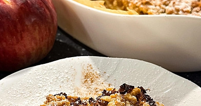 Domowa szarlotka z jabłkami z sadu i kruszonką