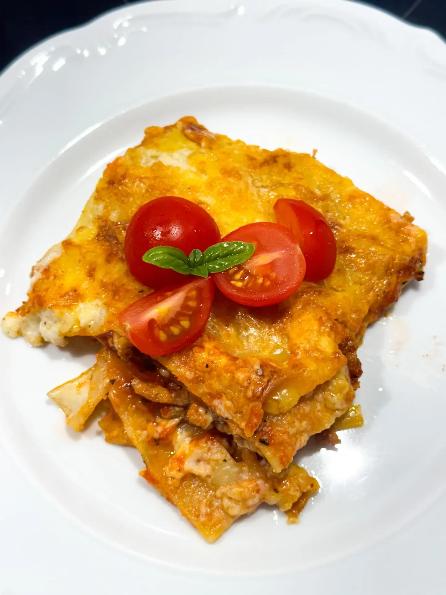 Domowa lasagne z mięsem mielonym, sosem pomidorowym i beszamelem