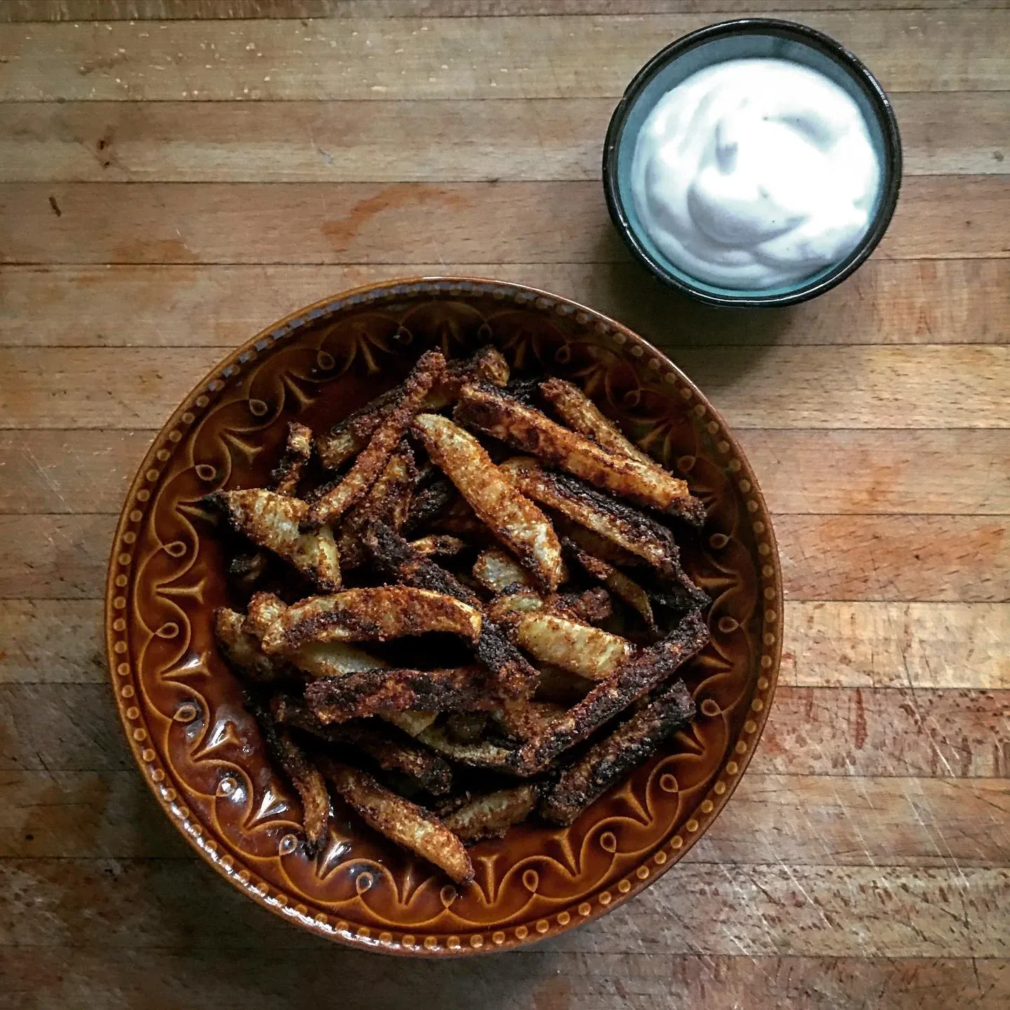 Frytki z kalarepki pieczone w piekarniku z dipem czosnkowym