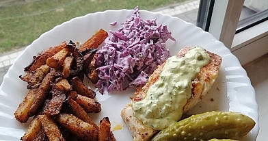 Dorsz smażony na maśle klarowanym z frytkami z kalarepy i surówką z czerwonej kapusty