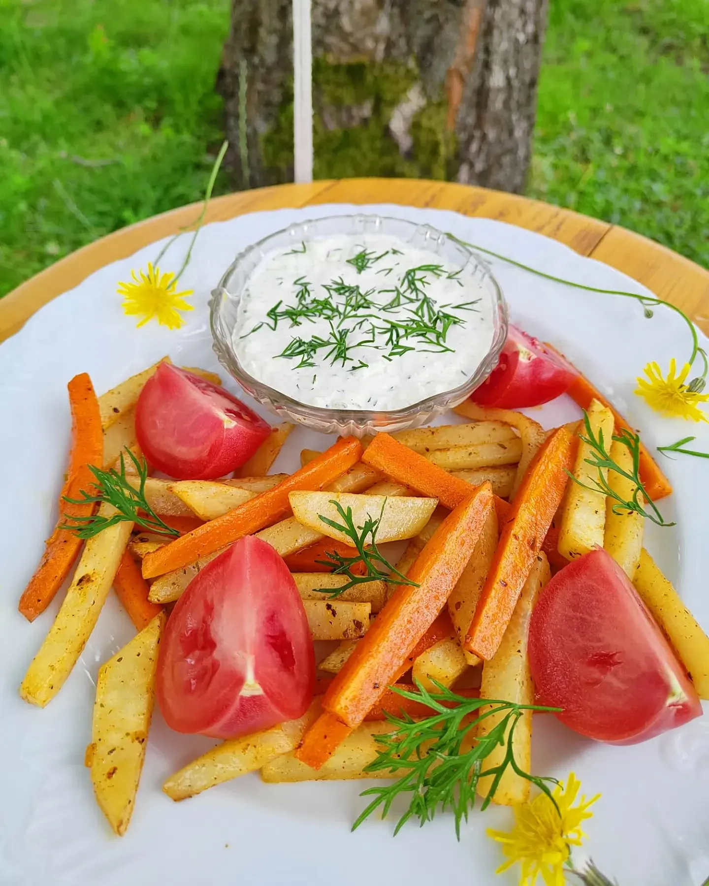 Chrupiące frytki z kalarepy i marchewki z sosem tzatziki z AirFryera