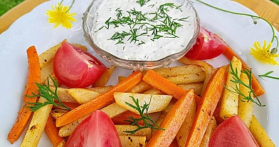 Chrupiące frytki z kalarepy i marchewki z sosem tzatziki z AirFryera