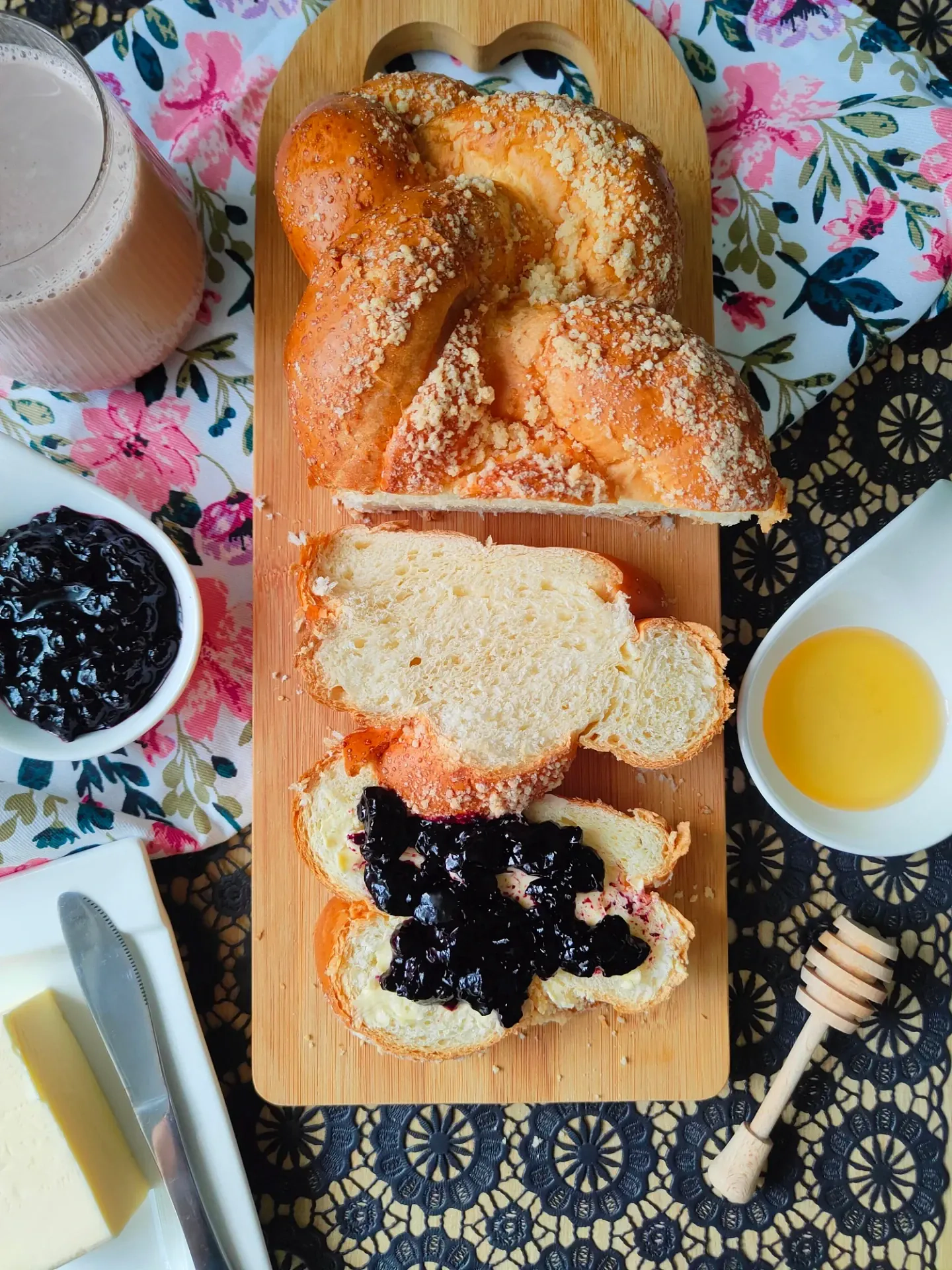 Chałka drożdżowa z kruszonką i domowym dżemem – miękka, puszysta i pachnąca