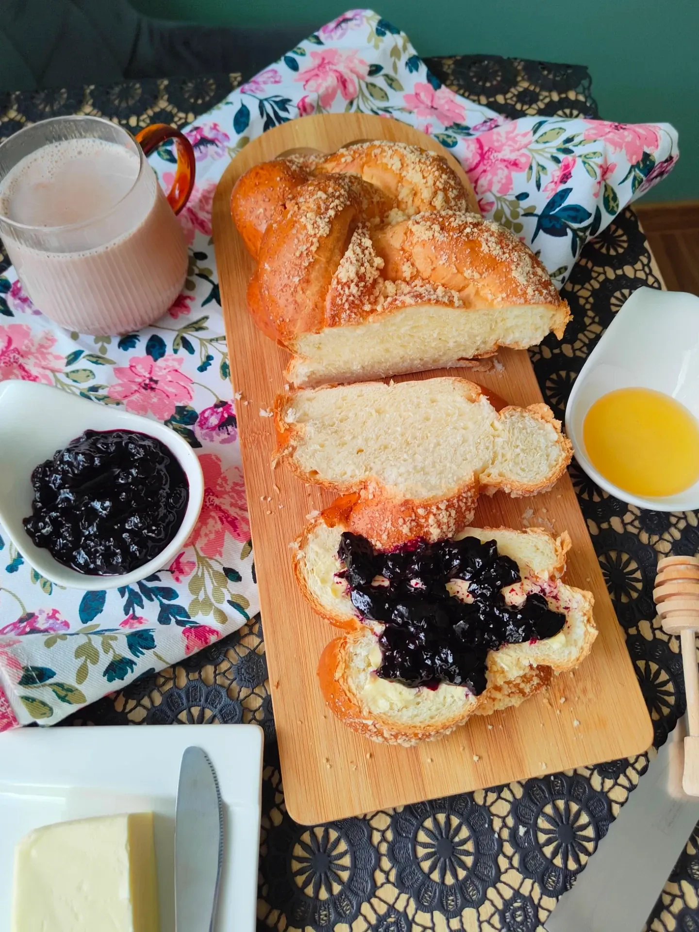 Chałka drożdżowa z kruszonką i domowym dżemem – miękka, puszysta i pachnąca