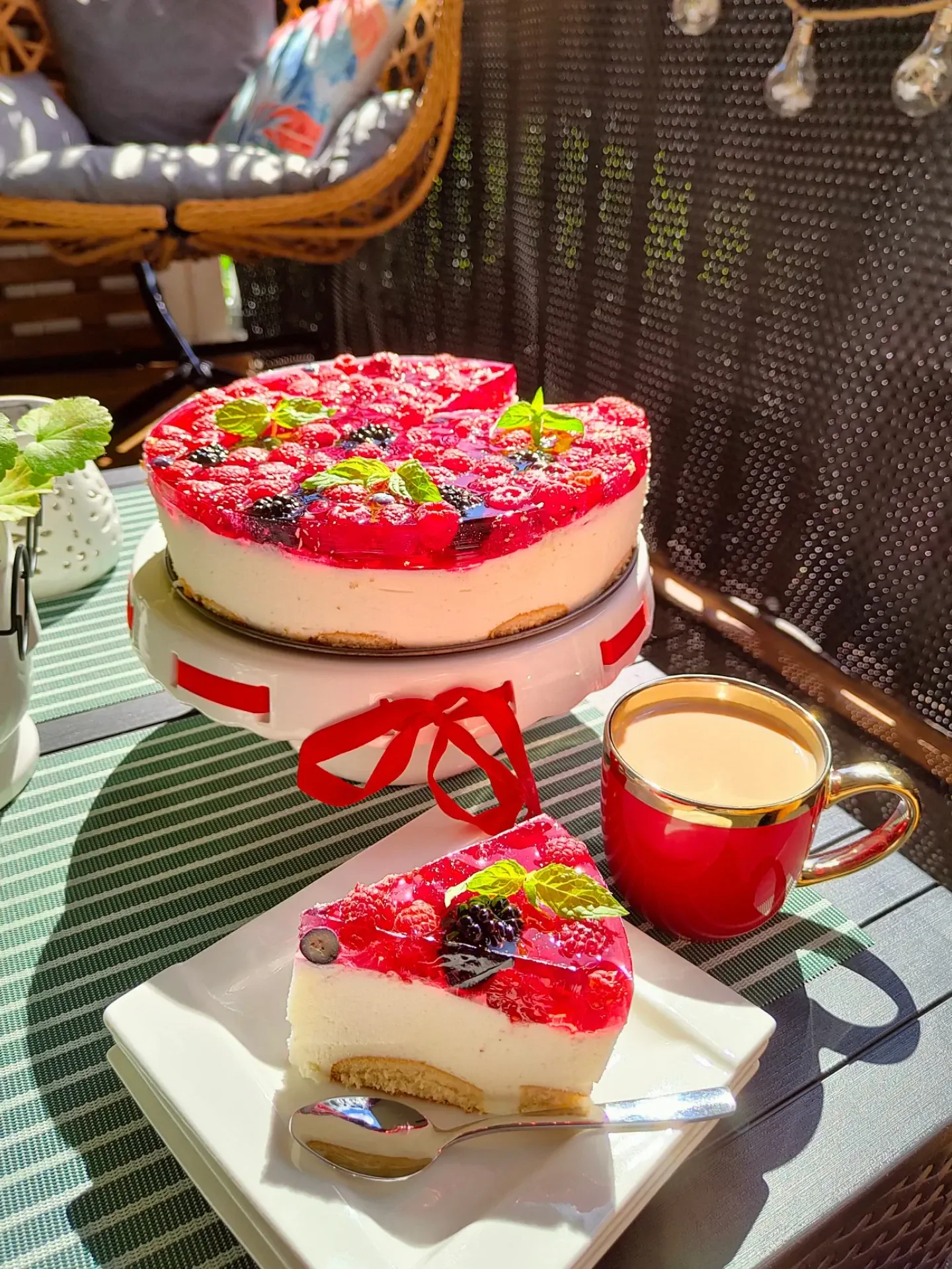 Sernik na zimno z galaretką, malinami i borówkami