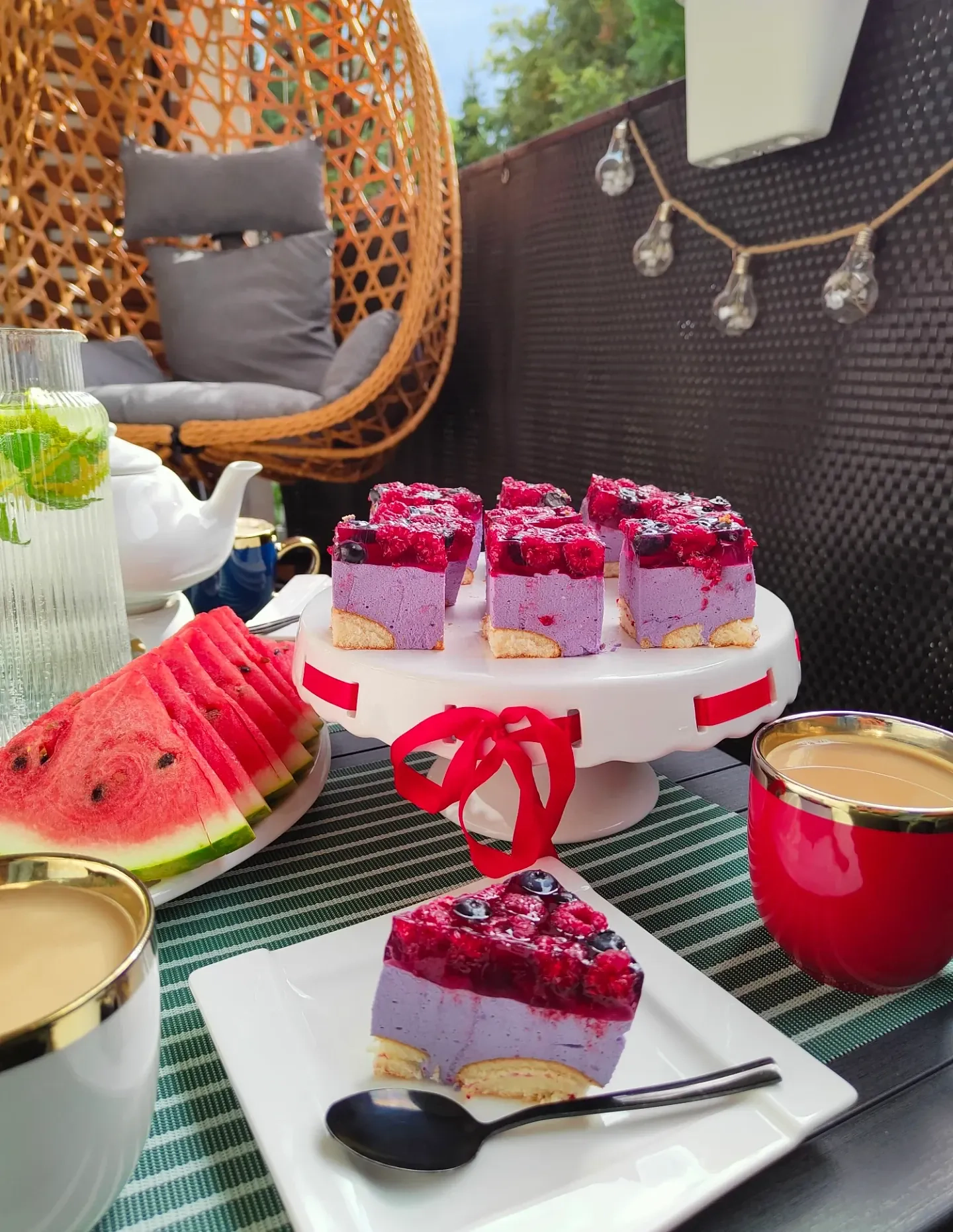 Sernik na zimno z malinami, jagodami i galaretką na biszkoptach