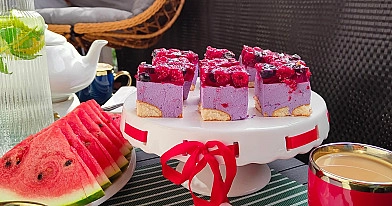 Sernik na zimno z malinami, jagodami i galaretką na biszkoptach