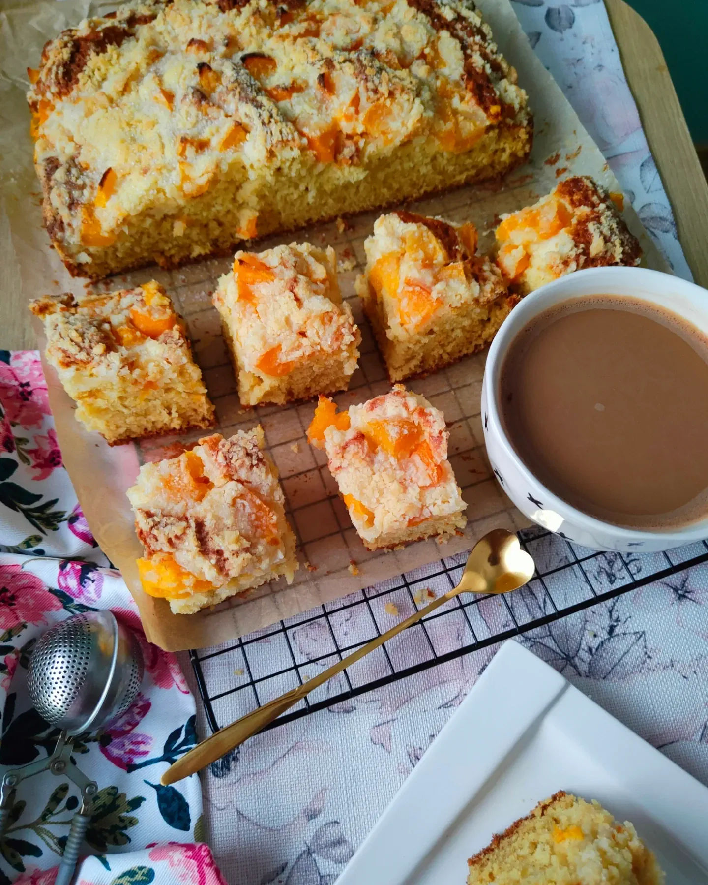 Maślane ciasto z brzoskwiniami i kruszonką