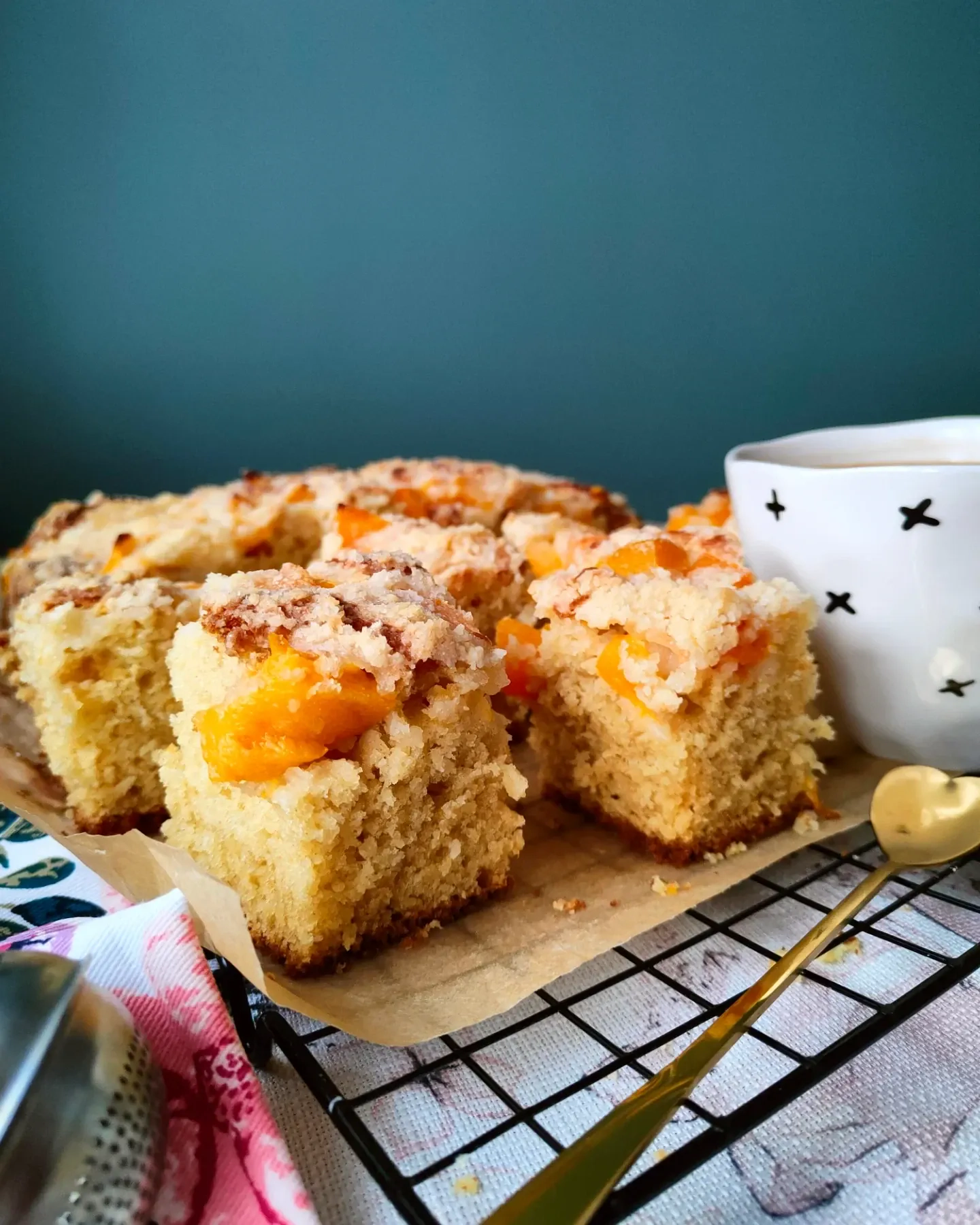 Maślane ciasto z brzoskwiniami i kruszonką