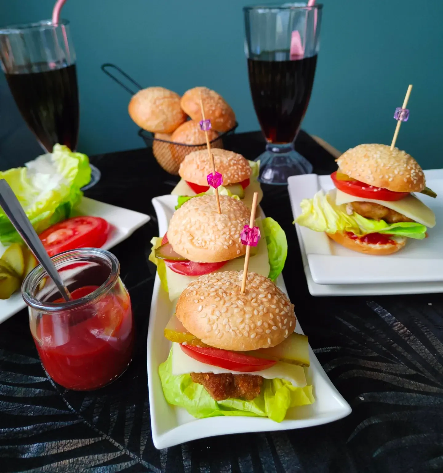 Mini burgery z kurczakiem, warzywami i sosem domowym