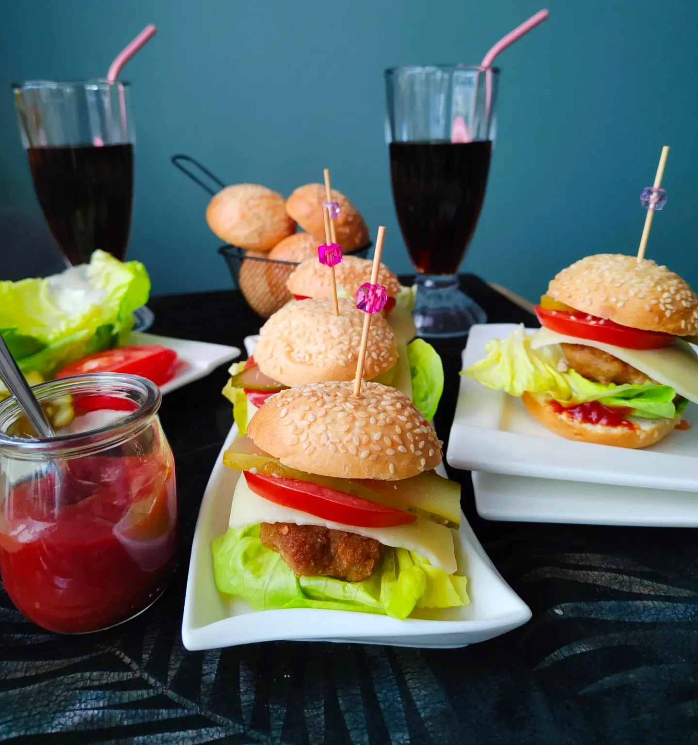 Mini burgery z kurczakiem, warzywami i sosem domowym