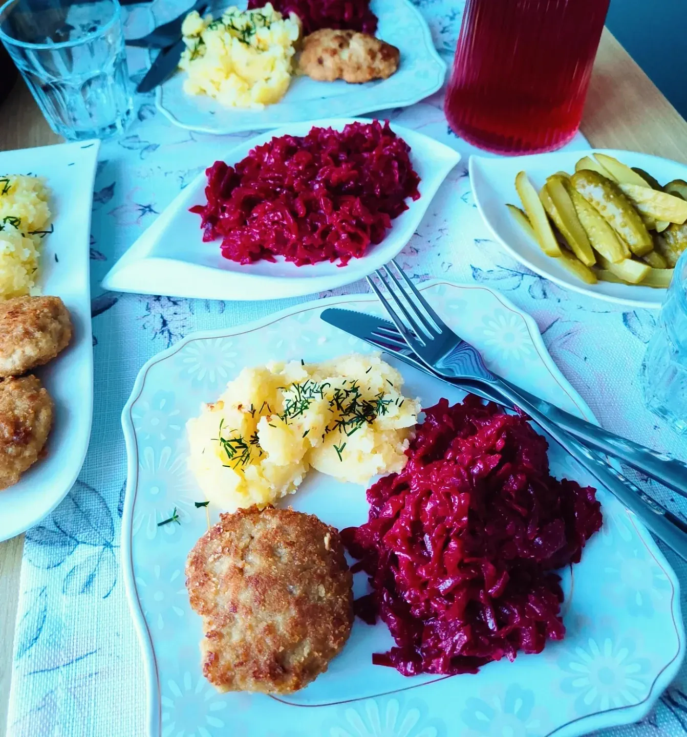 Kotlety mielone z puree ziemniaczanym i buraczkami – klasyczny polski obiad jak u babci