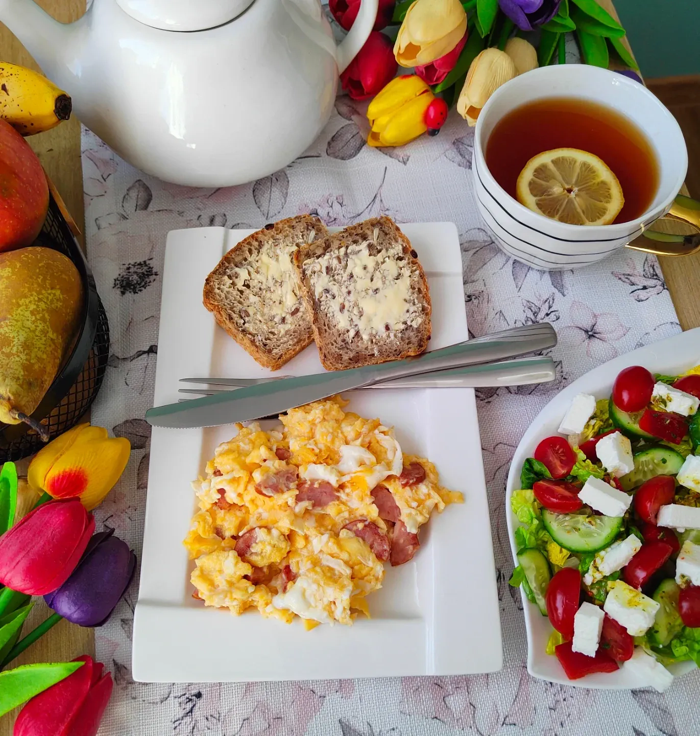 Jajecznica z kiełbasą, sałatką z fetą i pełnoziarnistym chlebem