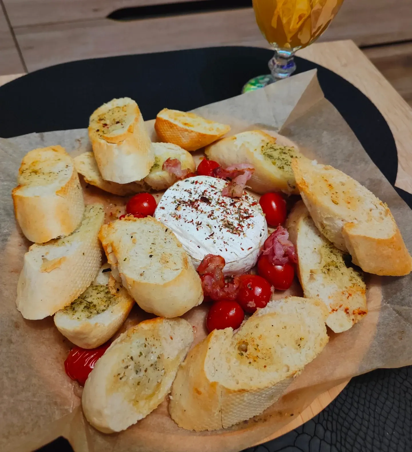 Camembert zapiekany z bagietką ziołową, pomidorkami i boczkiem