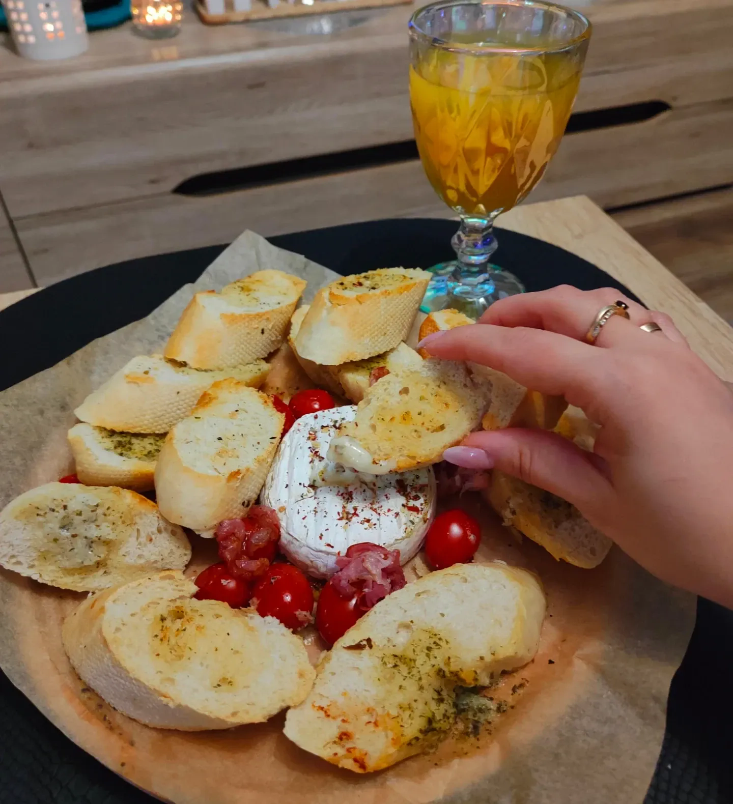 Camembert zapiekany z bagietką ziołową, pomidorkami i boczkiem