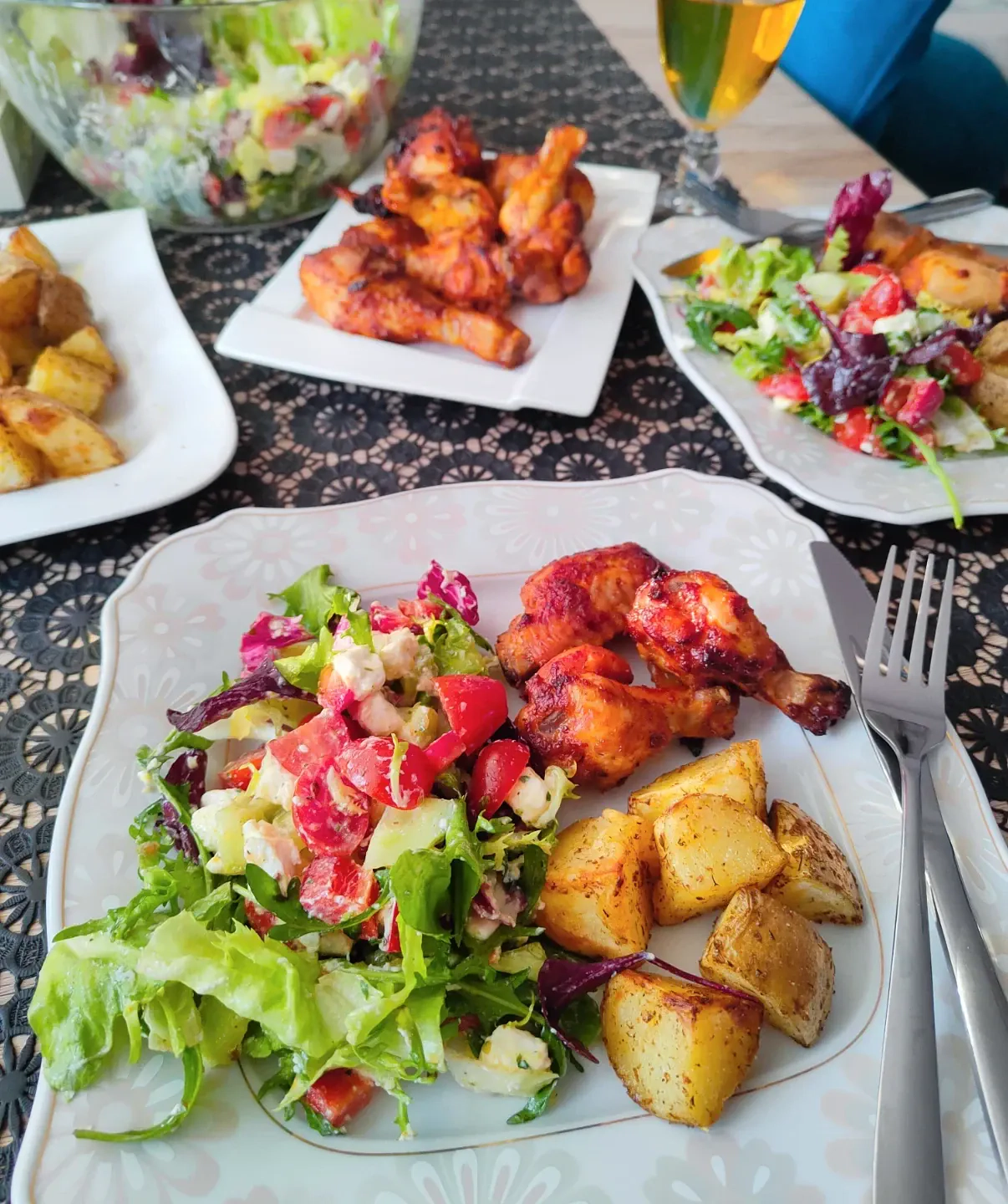 Skrzydełka z kurczaka z piekarnika z ziemniaczkami i sałatką