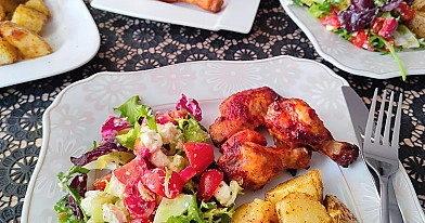 Skrzydełka z kurczaka z piekarnika z ziemniaczkami i sałatką
