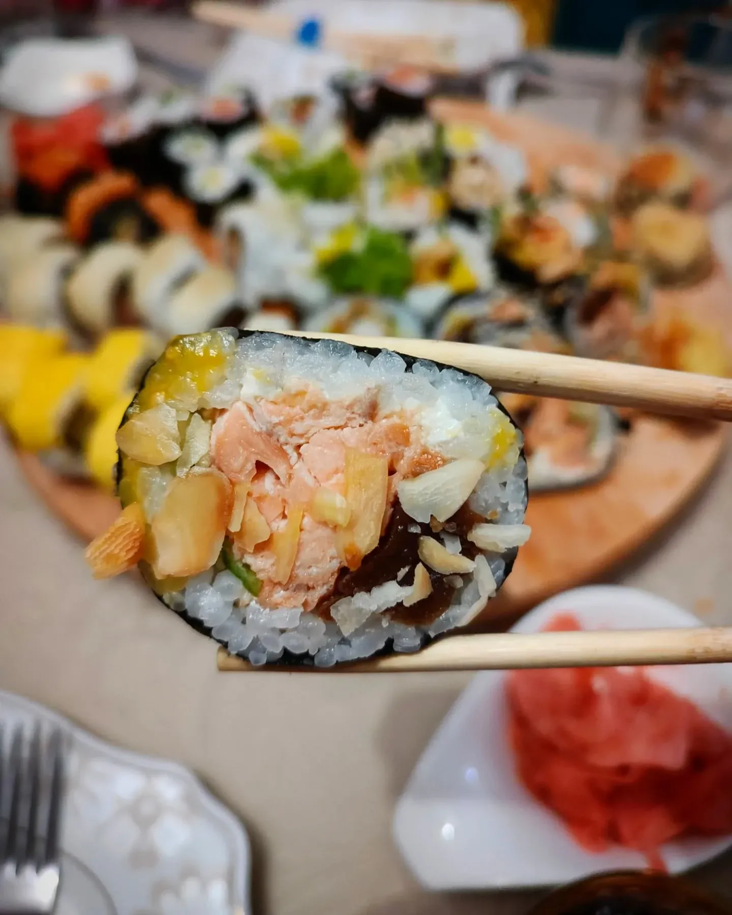 Domowe sushi z łososiem i chrupiącym czosnkiem