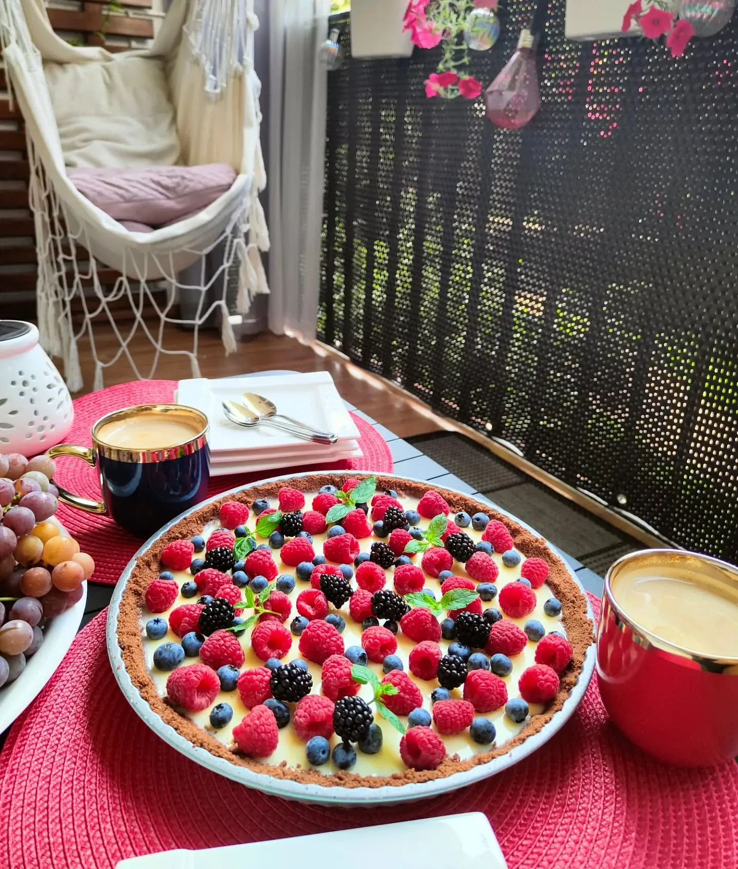 Tarta z białą czekoladą, malinami, borówkami i jeżynami