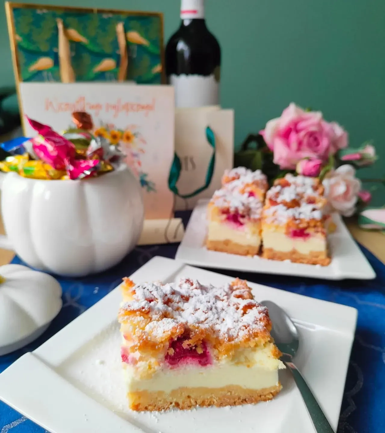 Sernik na kruchym cieście z malinami i borówkami