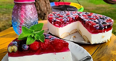 Sernik na zimno z twarogu z galaretką i owocami leśnymi