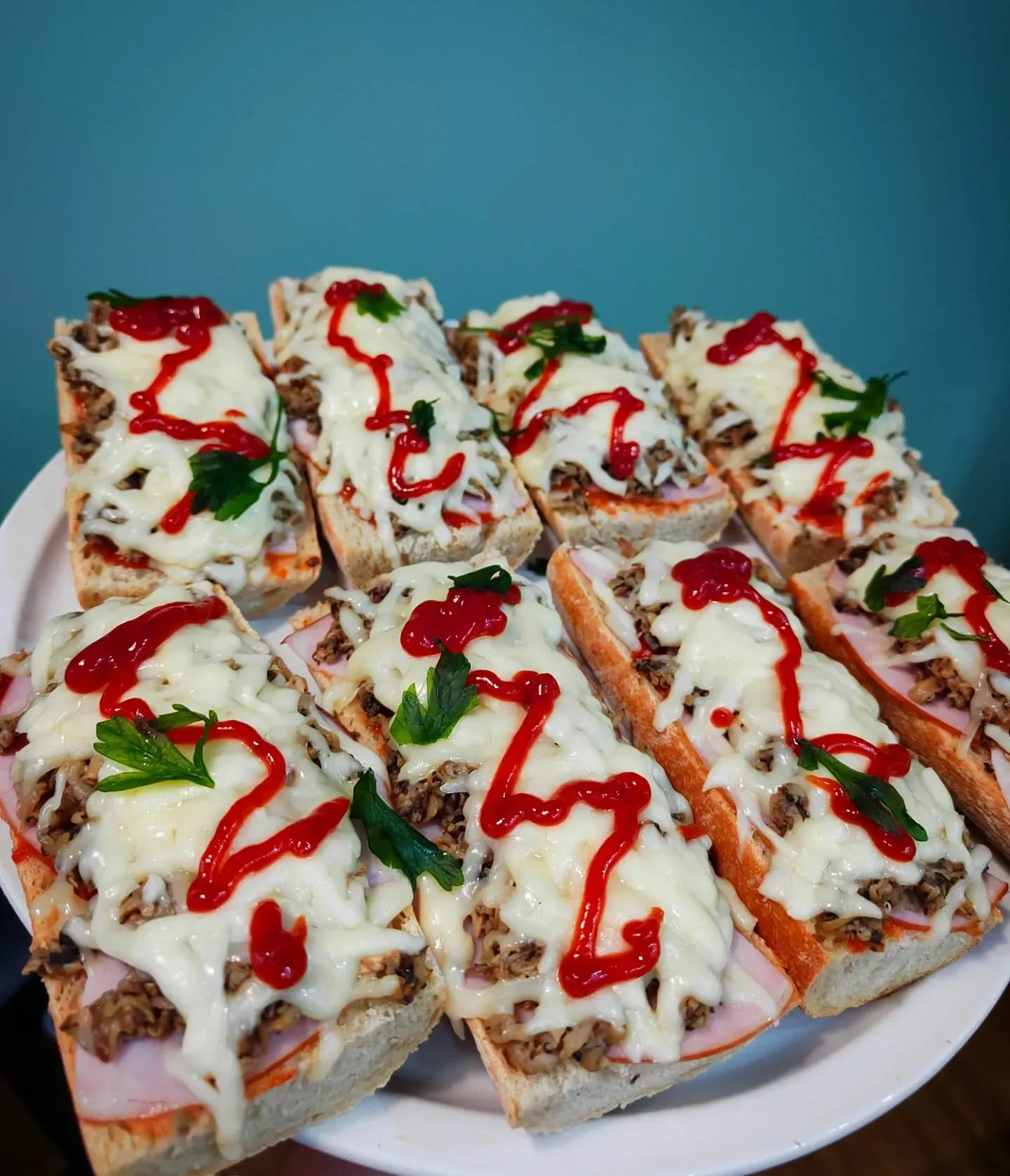 Domowe zapiekanki z bagietki z pieczarkami, szynką i serem