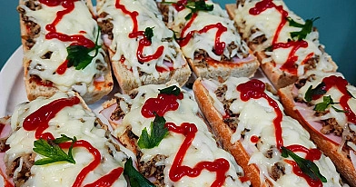 Domowe zapiekanki z bagietki z pieczarkami, szynką i serem