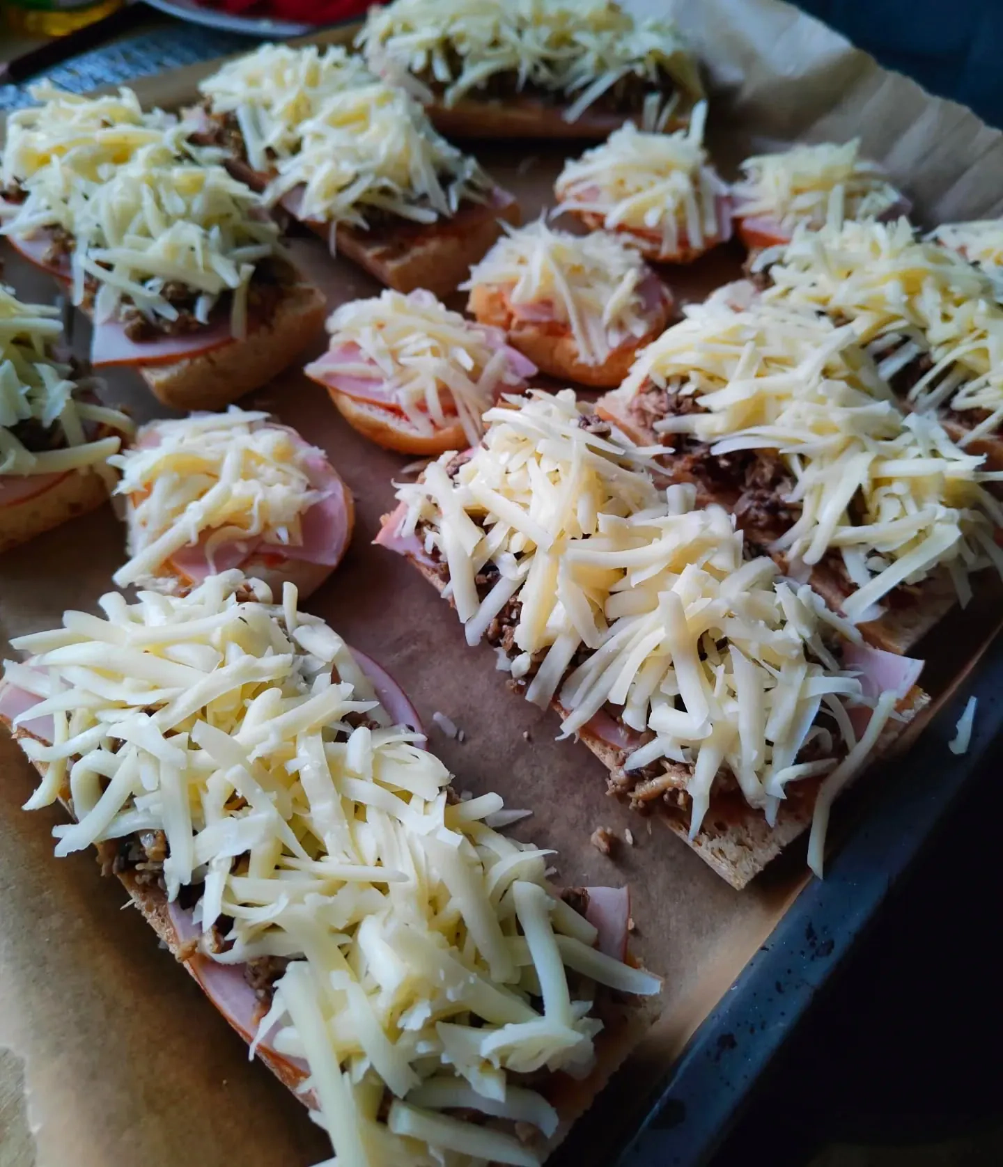 Domowe zapiekanki z bagietki z pieczarkami, szynką i serem