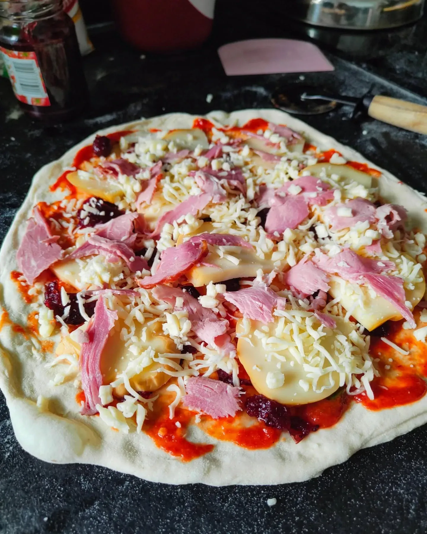 Pizza z camembertem, szynką i żurawiną