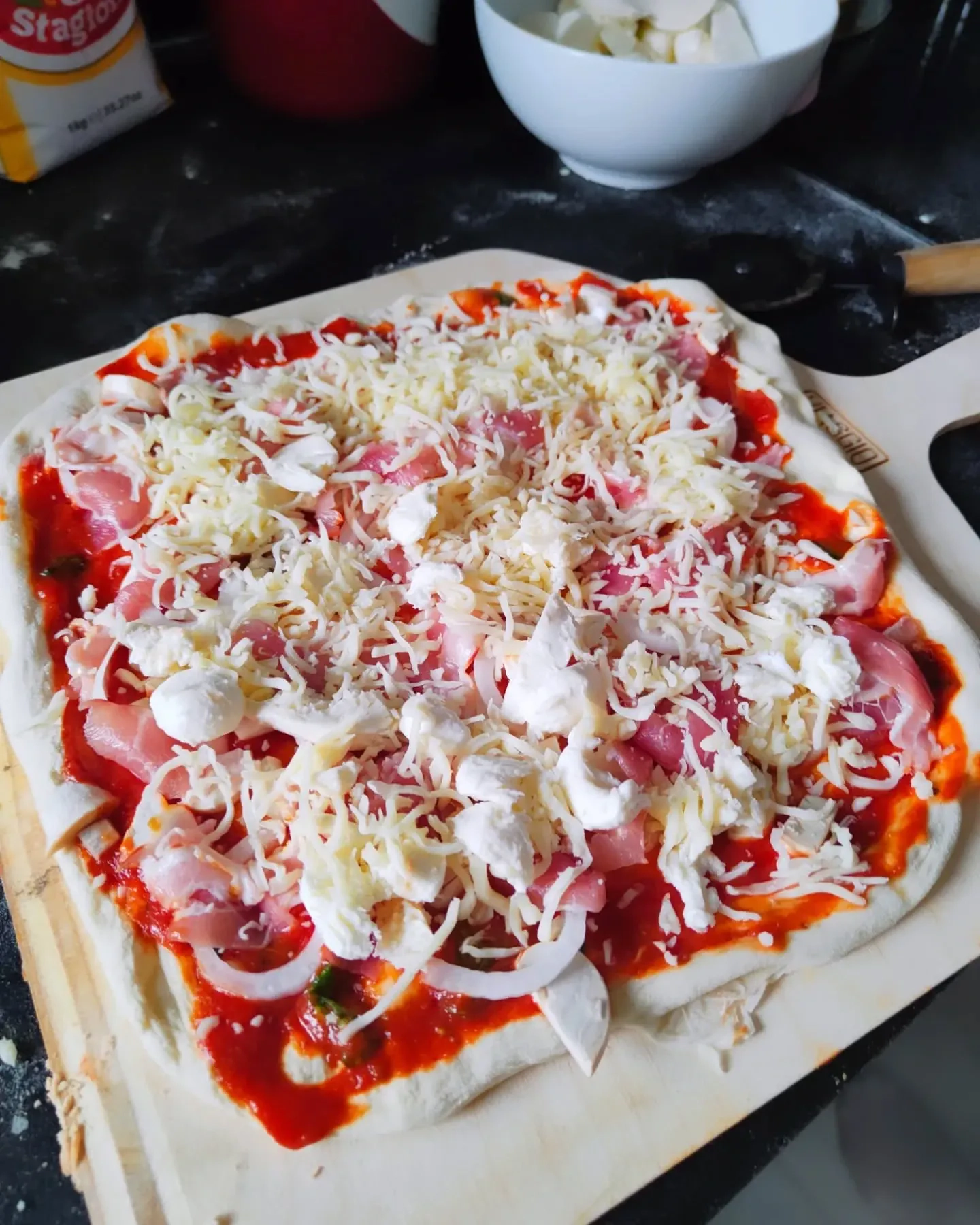 Pizza z camembertem, szynką i żurawiną