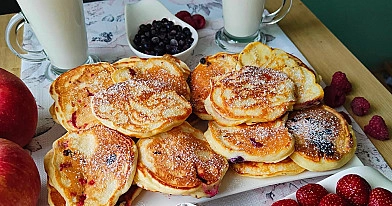 Racuszki jogurtowe z owocami leśnymi i malinami