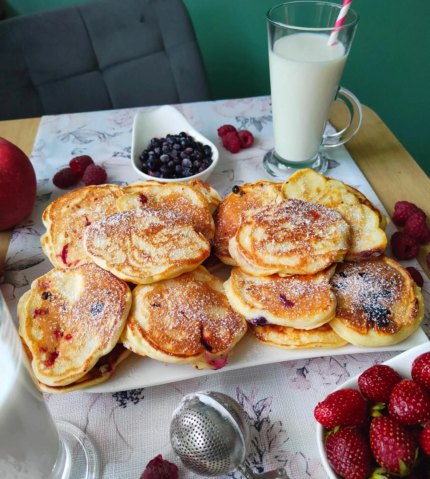 Racuszki jogurtowe z owocami leśnymi i malinami