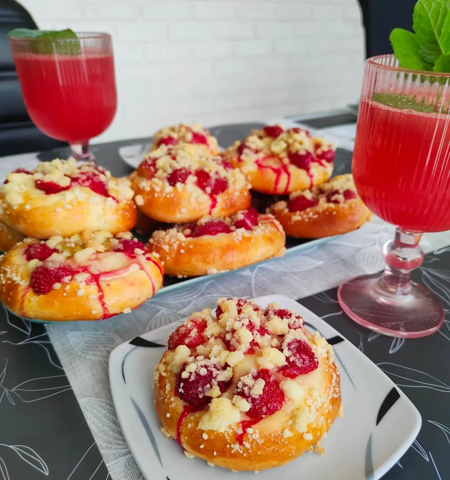 Drożdżówki z truskawkami i rabarbarem z kruszonką