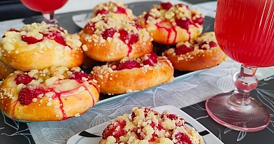 Drożdżówki z truskawkami i rabarbarem z kruszonką