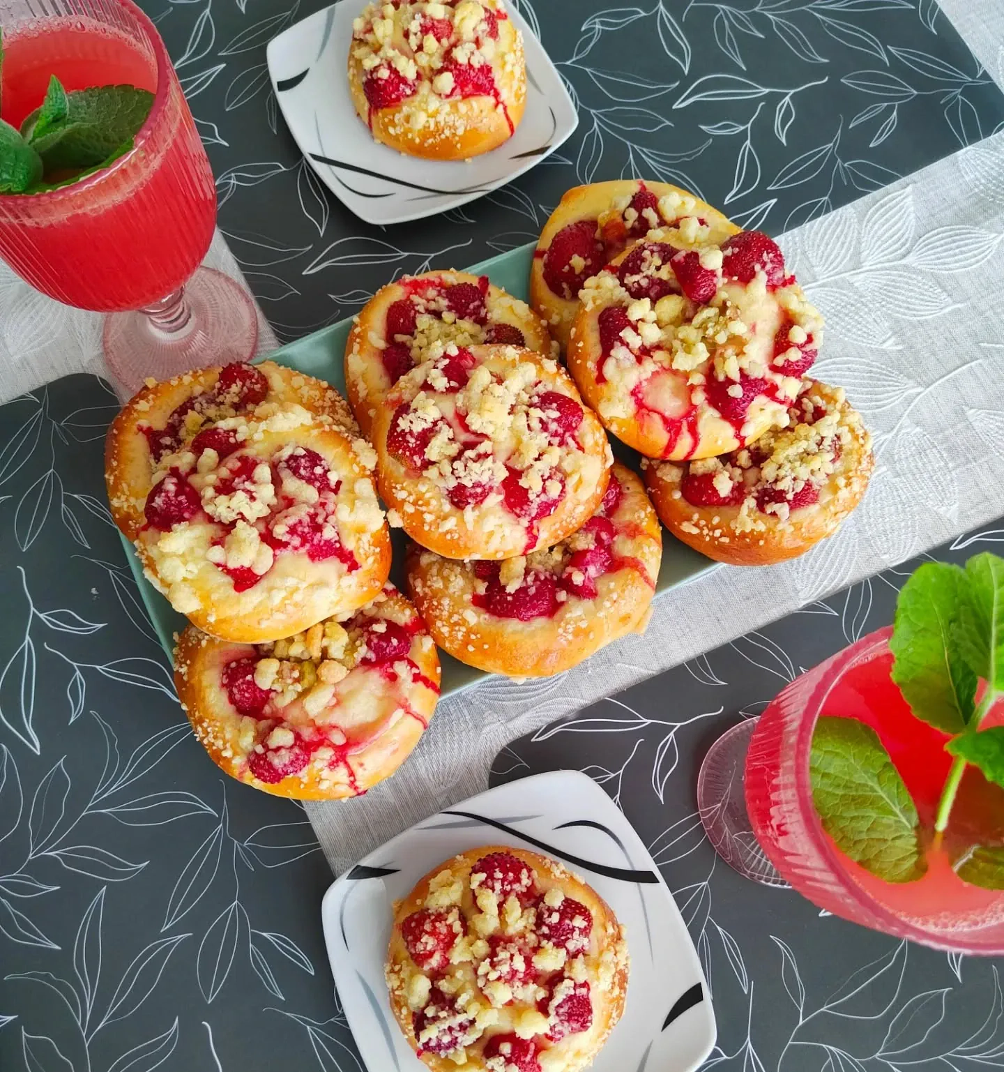 Drożdżówki z truskawkami i rabarbarem z kruszonką