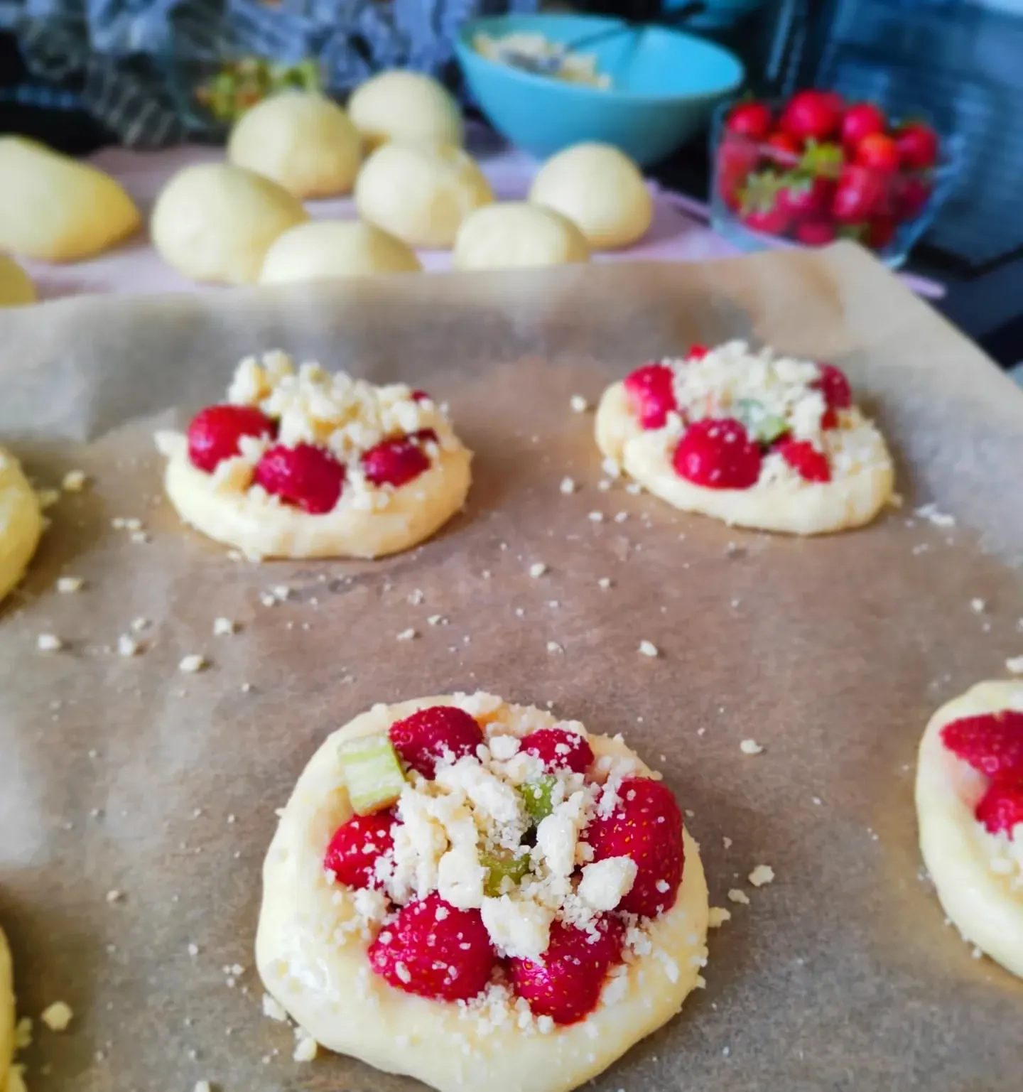 Drożdżówki z truskawkami i rabarbarem z kruszonką