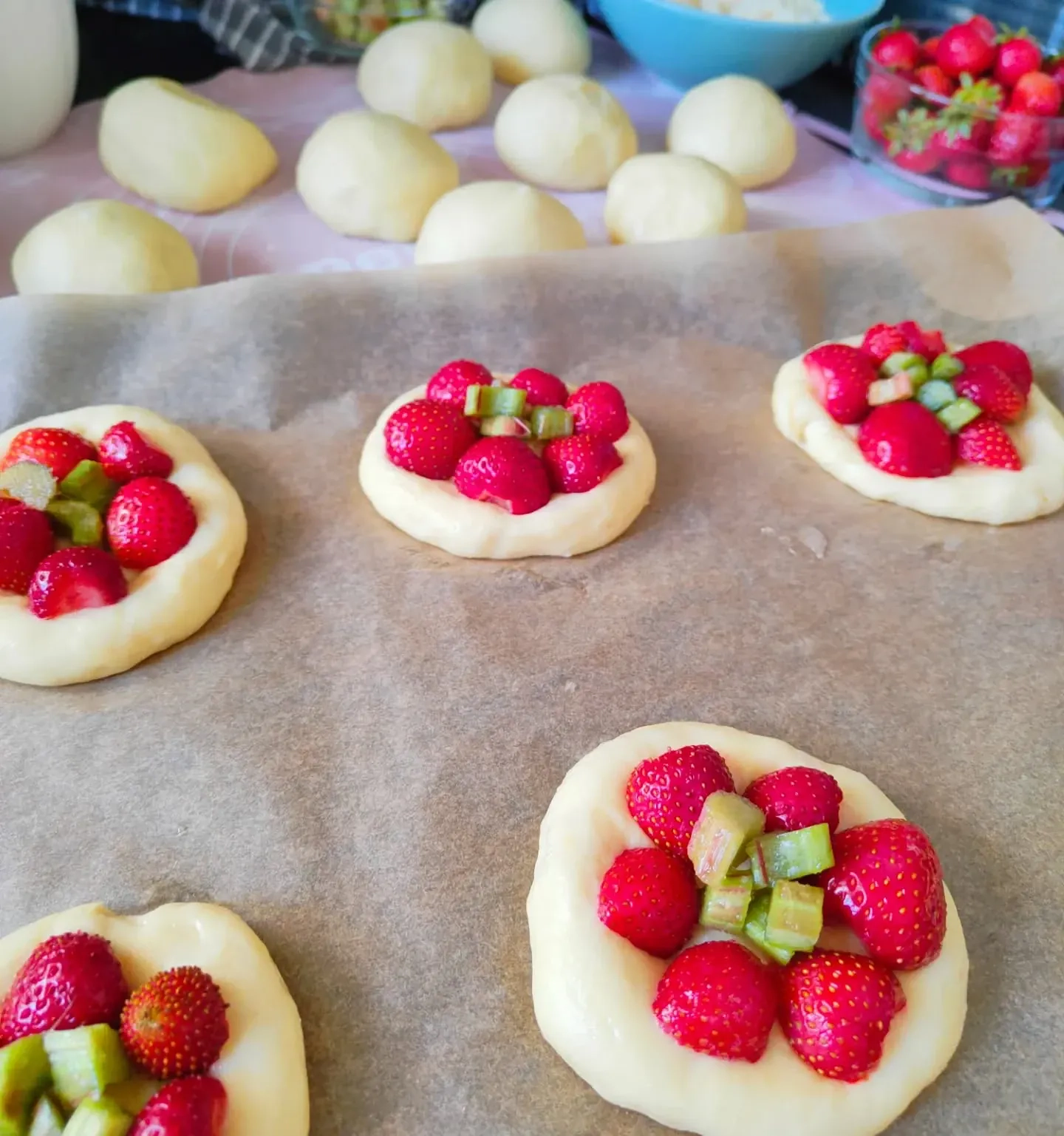 Drożdżówki z truskawkami i rabarbarem z kruszonką