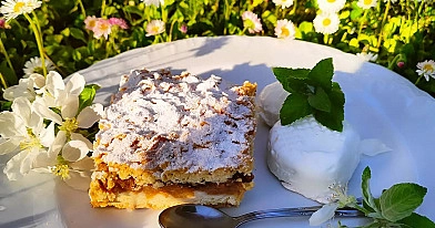 Szarlotka z kruszonką i lodami waniliowymi