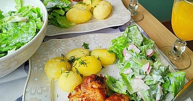 Pieczone pałki z kurczaka z koperkiem, ziemniakami i wiosenną sałatką