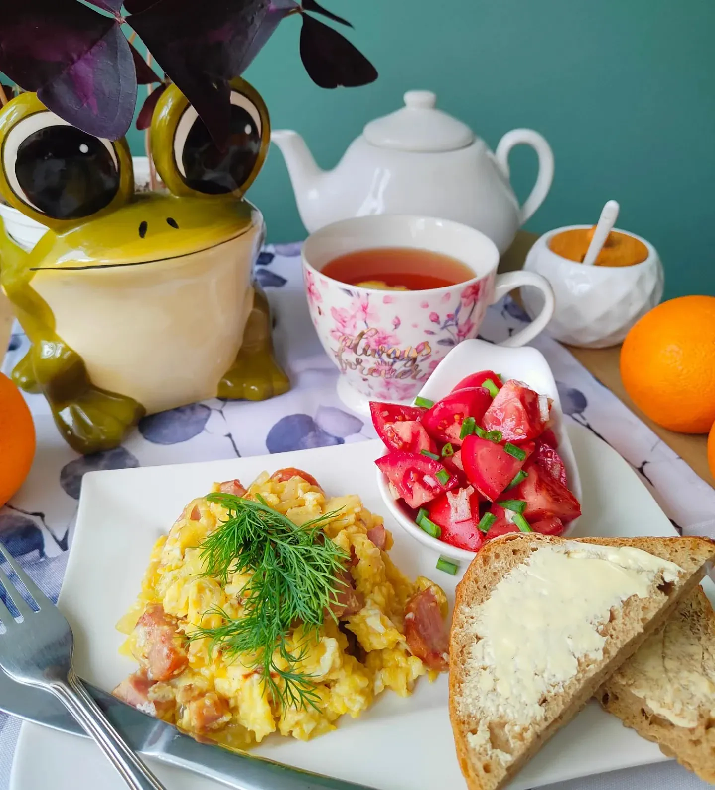 Jajecznica na mleku z kiełbasą i pomidorową sałatką