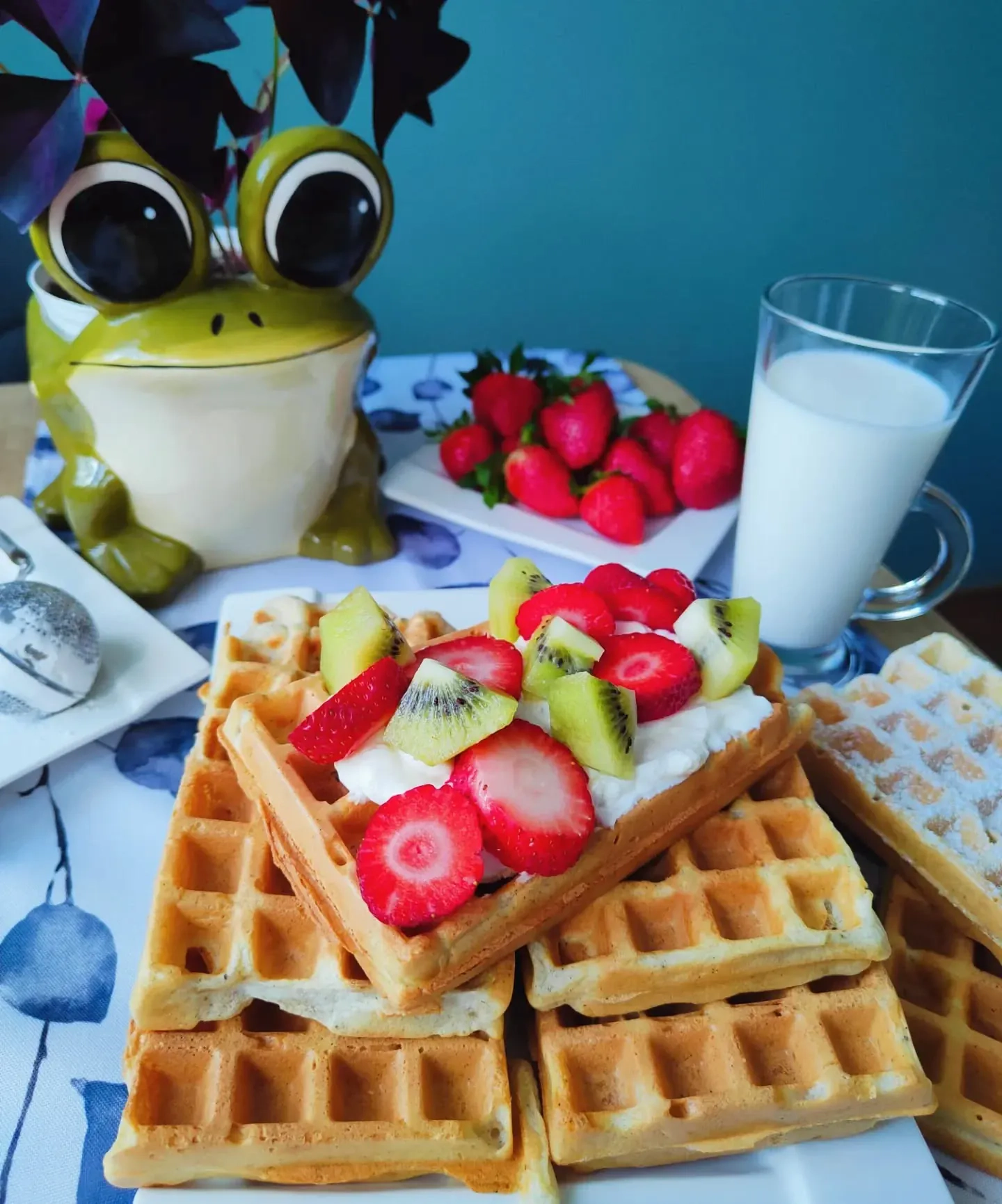 Gofry klasyczne z owocami i bitą śmietaną