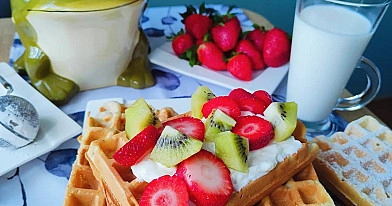 Gofry klasyczne z owocami i bitą śmietaną