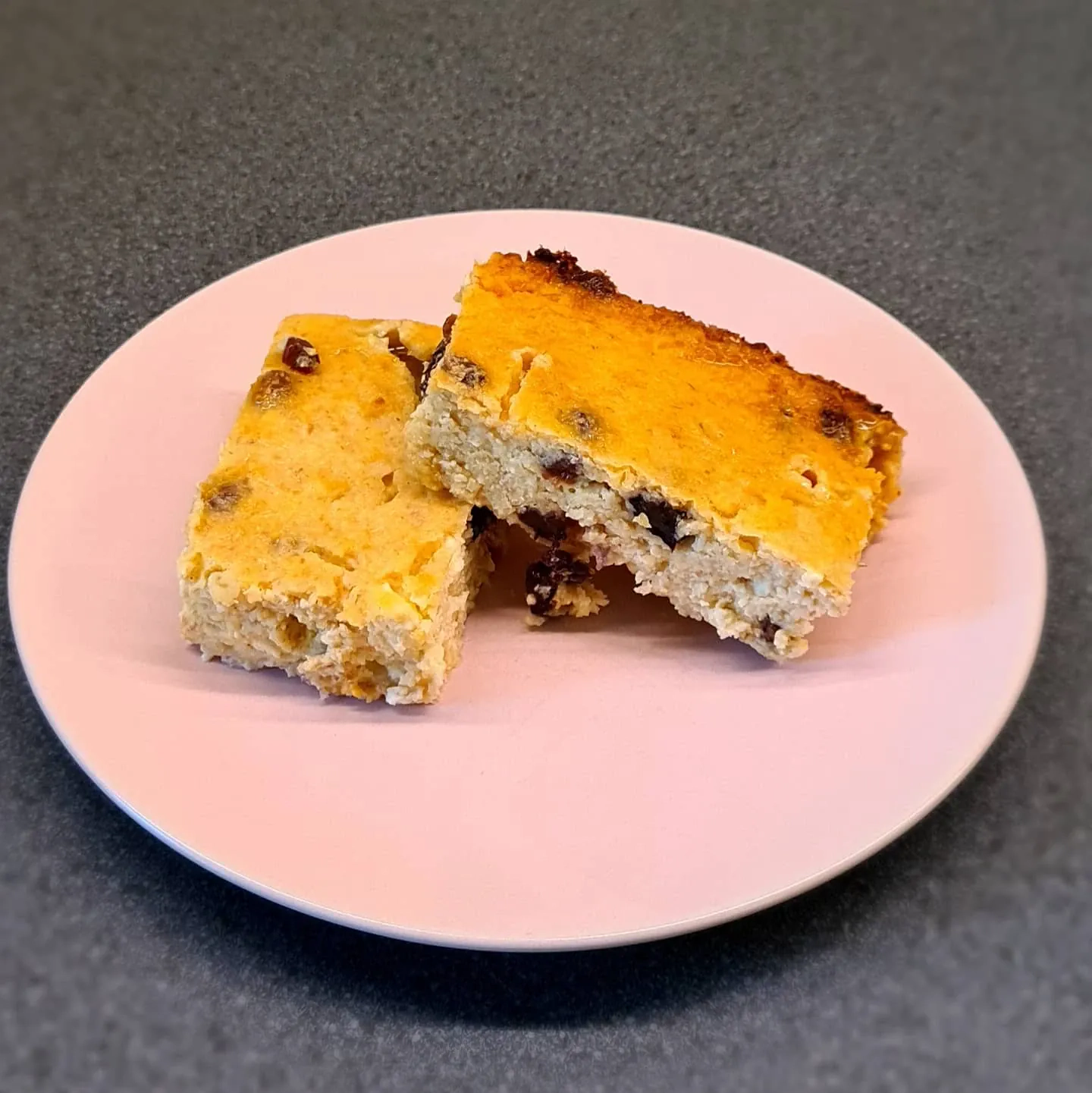 Pašcepta biezpienmaizīte ar rozīnēm un polentu