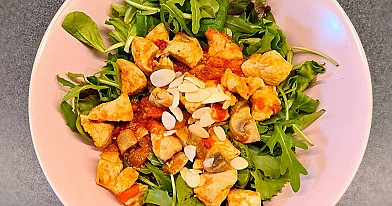 Siltie vistas salāti ar tomātu mērci, šampinjoniem un riekstiem