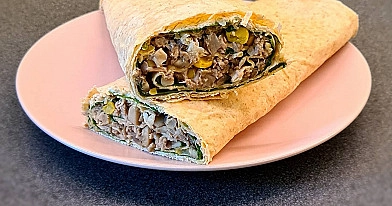 Lavašs ar tunci, šampinjoniem, kukurūzu un spinātiem