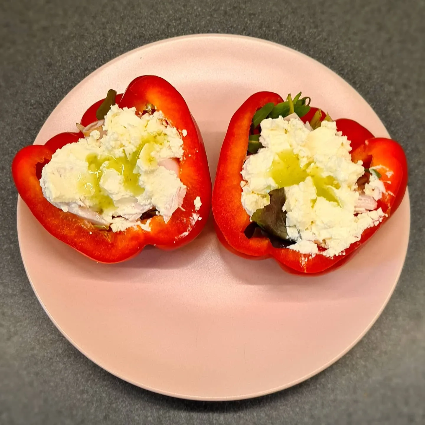 Pildīta svaiga paprika ar rukolu, kūpinātu vistas fileju, fetas sieru un pesto mērci.