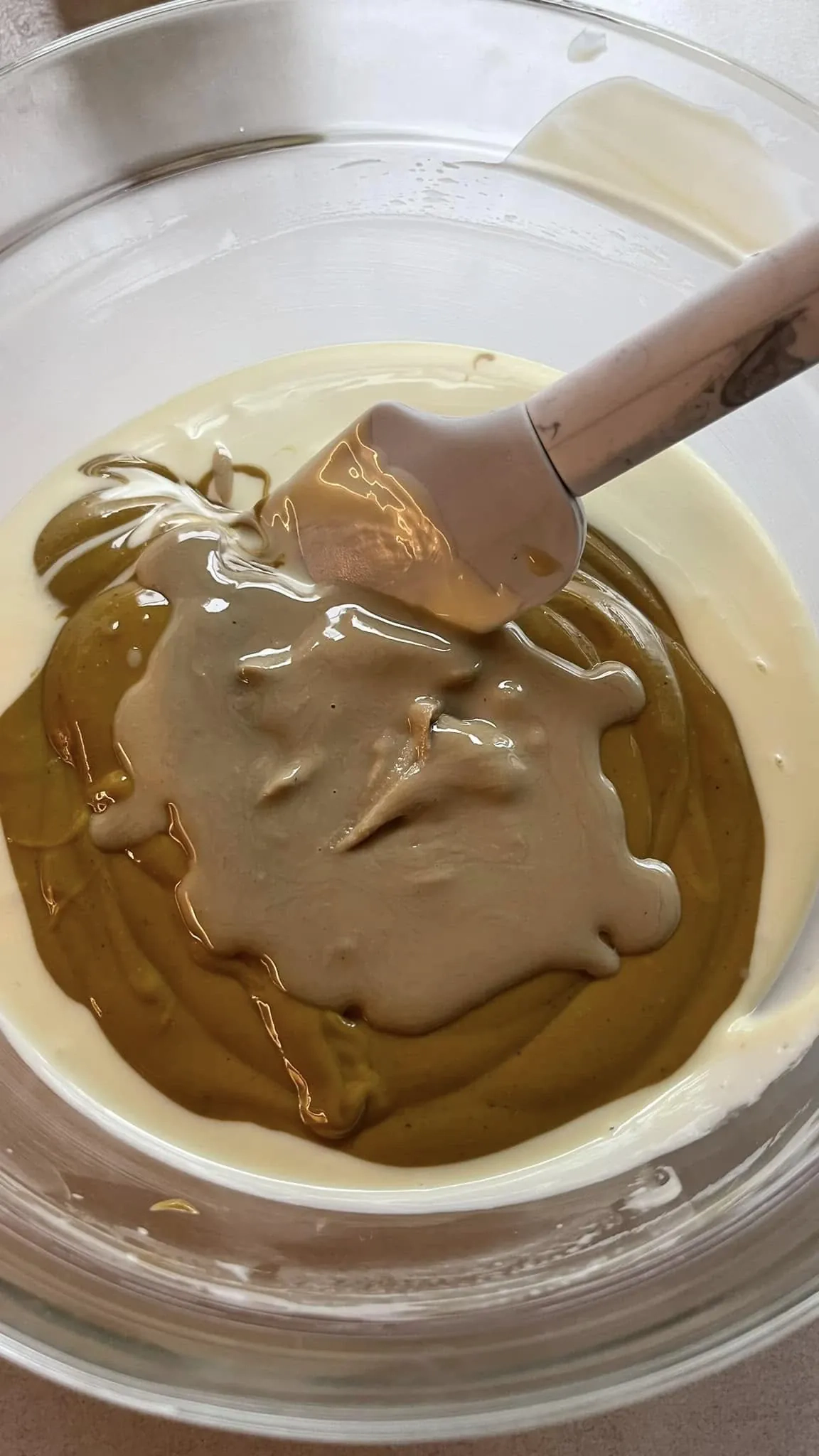 Dubajaus šokoladas su kataifi tešla, pistacijų įdaru ir baltu šokoladu