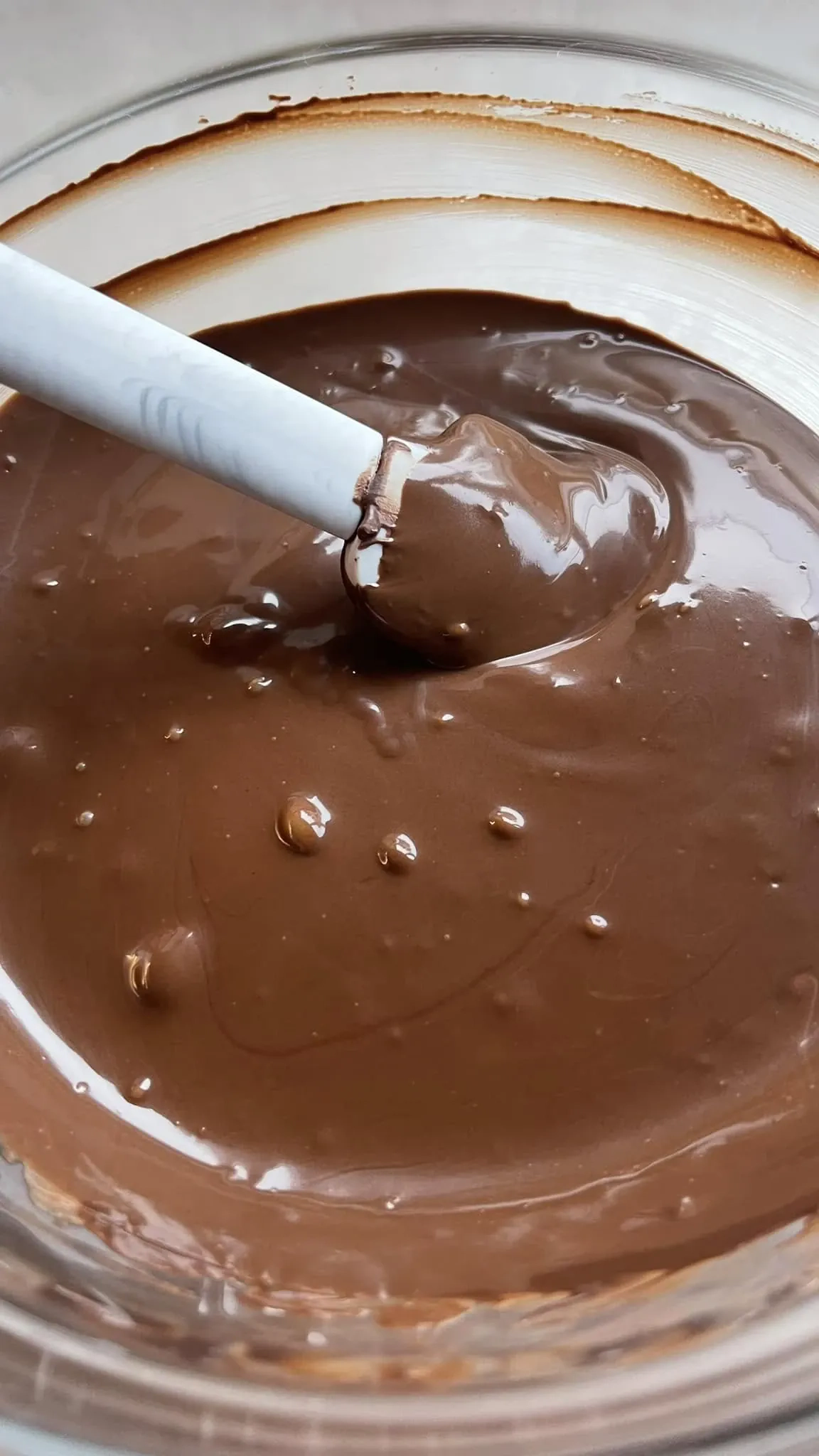 Dubajaus šokoladas su kataifi tešla, pistacijų įdaru ir baltu šokoladu